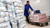 Petugas menata tumpukkan uang di Cash Center Bank Mandiri, Jakarta, Rabu (17/1).