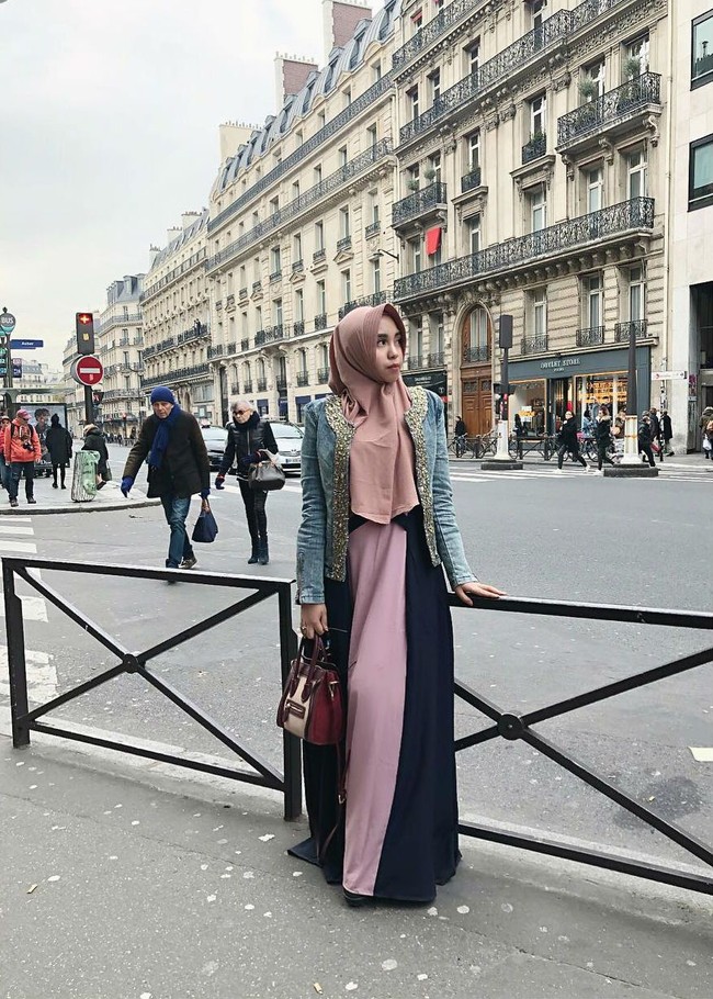 Gaya Salmafina Sunan memadukan gamis dengan jaket jeans. Tak lupa tas Celine yang ikonik menemani penampilannya. Foto: Instagram