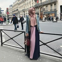 Gaya Salmafina Sunan memadukan gamis dengan jaket jeans. Tak lupa tas Celine yang ikonik menemani penampilannya. Foto: Instagram