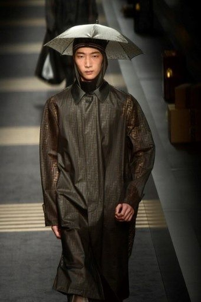 Tema koleksi kali ini terinspirasi dari identitas Fendi sendiri sebagai brand asal Italia yang khas dengan unsur vintage tapi di saat yang sama juga kekinian. Foto: AFP