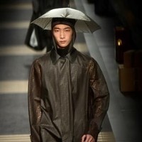 Tema koleksi kali ini terinspirasi dari identitas Fendi sendiri sebagai brand asal Italia yang khas dengan unsur vintage tapi di saat yang sama juga kekinian. Foto: AFP