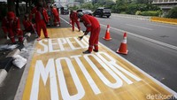 Petugas membuat jalur khusus sepeda motor di Jalan Thamrin, Jakarta, Selasa (16/1/2018).