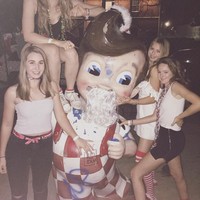 Walau sibuk dengan kuliah dan berkuda, Eve terlihat masih menyempatkan waktu untuk bermain dengan teman-temannya. Foto: Instagram Eve Jobs