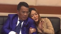 Semenjak jadi host dan punya talkshow sendiri, Hotman Paris memang sering centil-centilan sama artis cewek yang jadi bintang tamunya. Foto: Instagram/hotmanparisofficial