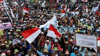 Mereka berkumpul persis di depan pintu masuk kawasan Monas sebelah barat, yang berhadapan dengan Istana Merdeka.