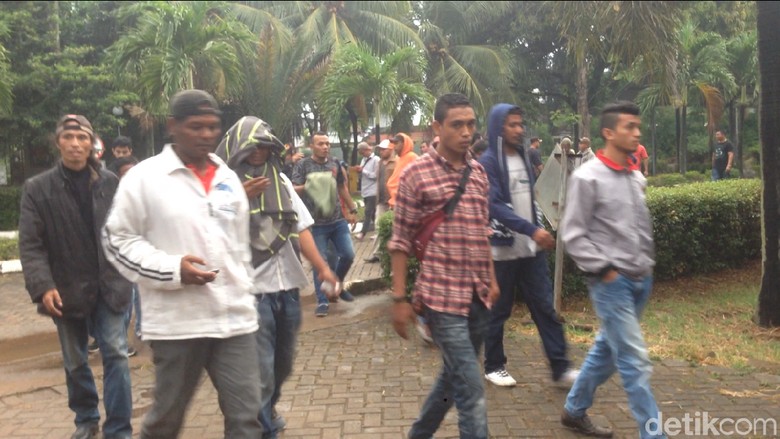 Polisi Sterilkan Gedung Eks TPI yang Diduduki Sekelompok Massa Polisi Sterilkan Gedung Eks TPI yang Diduduki Sekelompok Massa