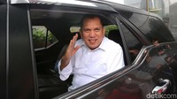 Mantan Ketua Komisi II DPR RI Chairuman Harahap meninggalkan gedung KPK usai dimintai keterangan terkait kasus korupsi proyek e-KTP, di Jakarta, Rabu (17/1/2017).