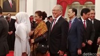 Menteri Kelautan dan Perikanan Susi Pudjiastuti sedang antre untuk memberikan selamat kepada Idrus Marham yang resmi menjadi Mensos.