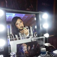 Dian Sastrowardoyo biasa tampil dengan makeup warna-warna natural. Namun saat hadir ke acara peluncuran lipstik LOreal Paris x Balmain, Dian tampil beda dengan lipstik hijau.  Foto: Kiki Oktaviani/Wolipop