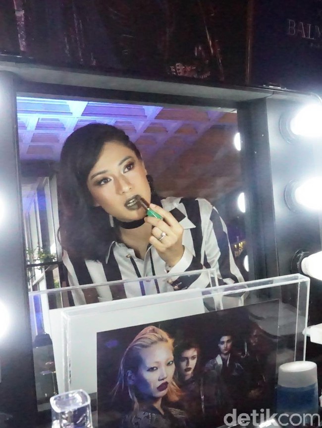 Dian Sastrowardoyo biasa tampil dengan makeup warna-warna natural. Namun saat hadir ke acara peluncuran lipstik LOreal Paris x Balmain, Dian tampil beda dengan lipstik hijau.  Foto: Kiki Oktaviani/Wolipop