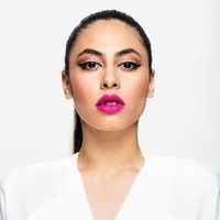 Inilah pose anak Jeremy Thomas, Valerie Thomas mempromosikan lipstik matte buatannya VAL by Valerie Thomas yang dijual seharga Rp 99 ribu. Foto: Dok. Instagram