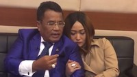 Inul yang manja bertanya kenapa cewek kerap dituduh matre. Hotman yang lagi gencar promo acara talkshownya pun menyampaikan logikanya. Foto: Instagram/hotmanparisofficial