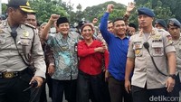 Kemudian, Susi bersama dengan pejabat KKP dan Plt Walikota Tegal Nur Soleh menaiki mobil komando yang dipakai pendemo. Selfie Miftahul Jannah/detikcom.