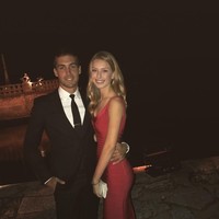 Begini tampilan Eve Jobs ketika tampil elegan dengan dress merah ketika bersama kekasihnya. Foto: Instagram Eve Jobs