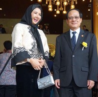 Menghadiri sebuah acara di kantor ASEAN, Bupati Kutai Kertanegara Rita tampil dengan gaya formal. Dia terlihat menenteng tas Christian Dior seri Diorama berwarna silver metallic seharga US$ 3.300 atau sekitar Rp 44 juta. Foto: Dok. Facebook