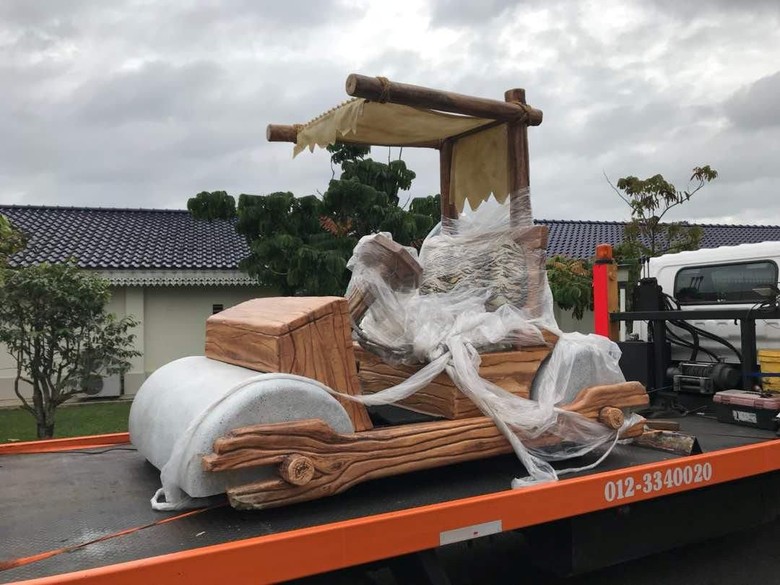 Unik! Sultan Malaysia Dapat Mobil Zaman Batu Ala The Flintstones Unik! Sultan Malaysia Dapat Mobil Zaman Batu Ala The Flintstones