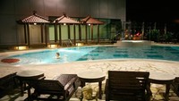 Berenang di bandara? Tentu saja bisa! Di area kolam renang rooftop Aerotel Airport Transit Hotel, Terminal 1 Bandara Internasional Changi, kamu bisa berenang sampai berendam di jacuzzi (Changi Airport)