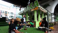Begini suasana di Taman Baca Kolong yang berlokasi di bawah flyover Ciputat, Jalan Dewi Sartika, Jakarta, Rabu (17/1/2018).