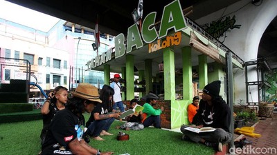 Nyamannya Taman Baca di Kolong Flyover Ciputat