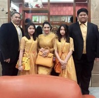 Berpose bersama keluarganya, Bupati Rita bergaya membawa tas Hermes Birkin dari kulit burung unta seharga US$ 37 ribu atau sekitar Rp 500 juta. Foto: Dok. Facebook, Hermes.