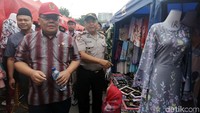 Adrianus bersama stafnya langsung datang ke salah satu pedagang di depan Stasiun Tanah Abang.