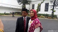 Ridho Ekasari tampak anggun mengenakan kebaya putih dengan kerudung berwarna merah. Foto: Bagus Prihantoro Nugroho/ detikcom