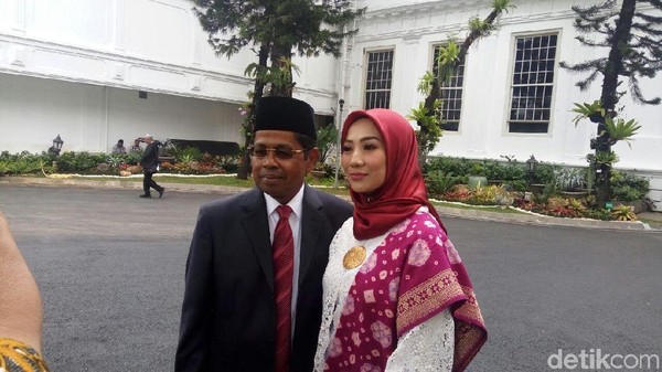 Senyum Manis Istri Idrus Saat Dampingi Sang Suami Jadi Mensos