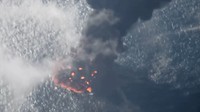 Stasiun TV pemerintah China melaporkan dua kapal menyebar bahan kimia ke laut yang terkena genangan minyak untuk melarutkan lapisan minyak yang tumpah. (Foto: Dok. RT)