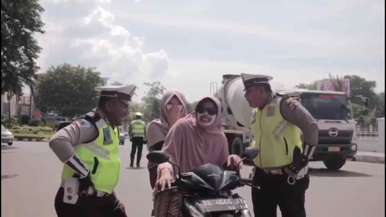 Polantas di Aceh Edukasi Pelanggar dengan Lagu Tak Tun Tuang. Foto: Screenshot Instagram Polantas di Aceh Edukasi Pelanggar dengan Lagu Tak Tun Tuang. Foto: Screenshot Instagram