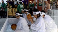 Sejatinya tradisi ini hanya diperuntukkan untuk pria dan wanita berumur 20-an. Nyatanya, semua orang dari berbagai umur diperbolehkan untuk mengikuti upacara ini (AFP)
