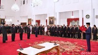 Jokowi juga bicara soal posisi Teten Masduki yang digantikan Jenderal (purn) Moeldoko sebagai Kepala Staf Presiden. Jokowi kini menugaskan Teten dengan jabatan baru yakni Koordinator Staf Khusus Presiden.