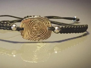 Keren! Gelang Ini Terbuat dari  Sidik Jari si Kecil Lho