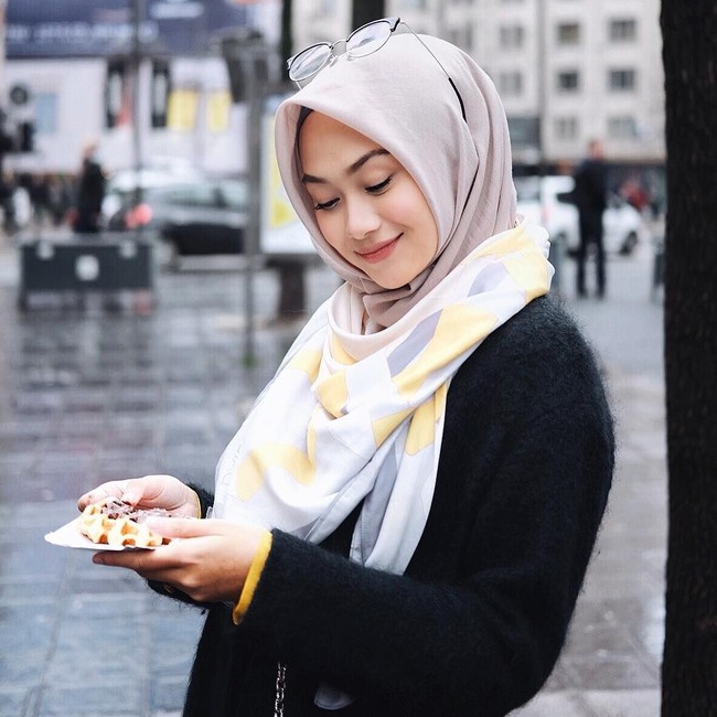 Indah Nada Puspita menyulap hijab scarf motifnya menjadi syal yang membuat penampilannya semakin chic. Foto: Instagram