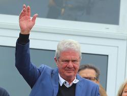 Mereka Kaya Raya Tapi Gemar Berbagi dan Masih Punya Hati