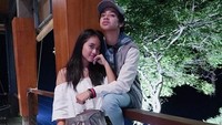 Bastian Steel tampak sedang dekat dengan seorang gadis bernama Tanita. (Dok. Instagram/anitcp_)