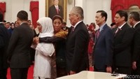 Menteri Susi memeluk Khofifah dari belakang saat mengantre untuk memberikan selamat kepada Idrus Marham dan pejabat lainnya yang baru dilantik.