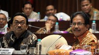 Dia adalah Sofyan Djalil yang kini menjabat sebagai Menteri Agraria dan Tata Ruang. Sebelumnya dia sempat menjadi Menteri PPN/Kepala Bappenas di Kabinet Kerja. Sebelumnya lagi, dia merupakan Menko Perekonomian. Foto: Lamhot Aritonang