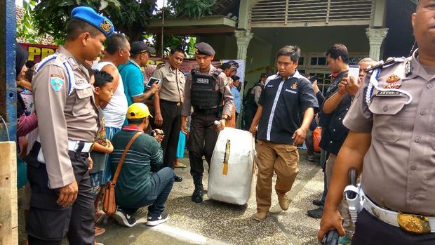 Polisi membawa keluar dus yang berisi jutaan pil PCC
