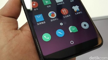 Sedangkan bingkai atau bezelnya sangat tipis, kadang disebut edge to edge. (Foto: detikINET/Fino Yurio Kristo)