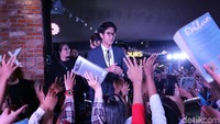 Fans juga membawa novel Dilan yang ceritanya diadaptasi ke film. Foto: (Hanif/detikhot)