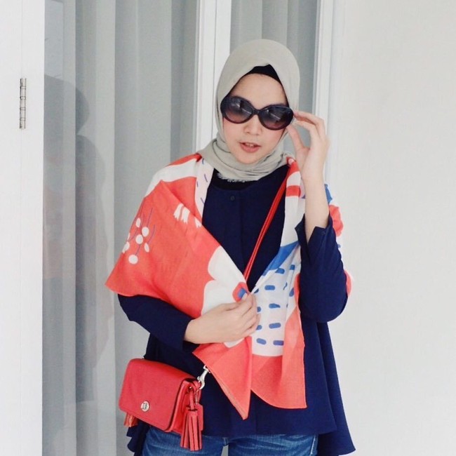 Prilia Nurafrida tampil berbeda dengan hijab scarf motif yang ia lingkarkan di bagian leher, diikat, dan dibiarkan menjulur ke bawah. Foto: Instagram