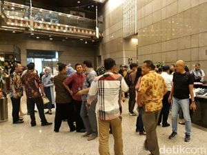 Pasca Selasar Ambruk, Pegawai BEI Ngantor Naik Lift Barang