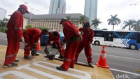 Sebelumnya rambu larangan melintas bagi sepeda motor juga telah dicopot.