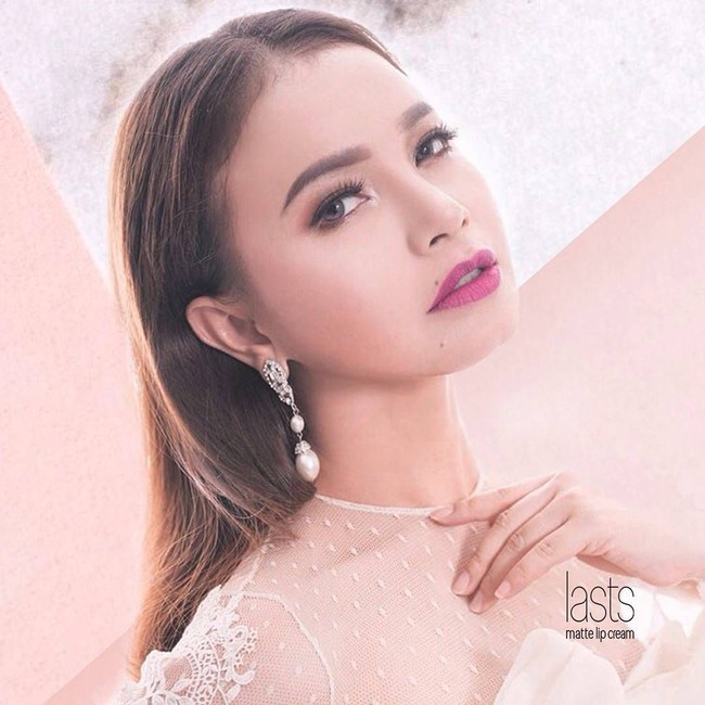 Penyanyi Rossa memunculkan aura seksinya saat berpose untuk mempromosikan matte lip cream yang diluncurkannya pada 2017 kemarin. Foto: Dok. Instagram