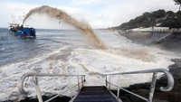 Abrasi biasanya disebut juga erosi pantai. (Foto: Dok. REUTERS/Regis Duvignau)