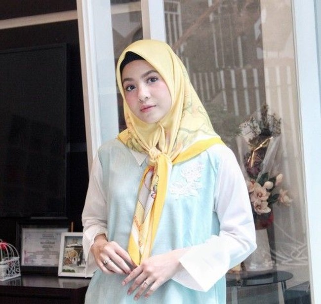 Pilihan hijab scarf motif Natasha Rizky lebih variatif, dari warna netral hingga bold. Foto: Instagram