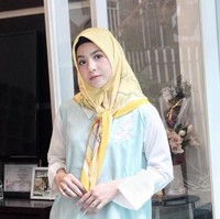 Pilihan hijab scarf motif Natasha Rizky lebih variatif, dari warna netral hingga bold. Foto: Instagram