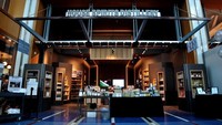 Amerika Serikat juga punya lounge bandara keren. The House Spirits Distillery di Bandara Internasional Portland. Lounge ini penuh dengan minuman beralkohol dari wiski sampai vodka. Awas, jangan mabuk ya! (Portland Airport)