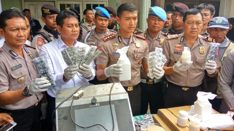 Polisi Gerebek Rumah di Sidoarjo, Temukan 5 Juta Pil PCC di Dalamnya Polisi Gerebek Rumah di Sidoarjo, Temukan 5 Juta Pil PCC di Dalamnya