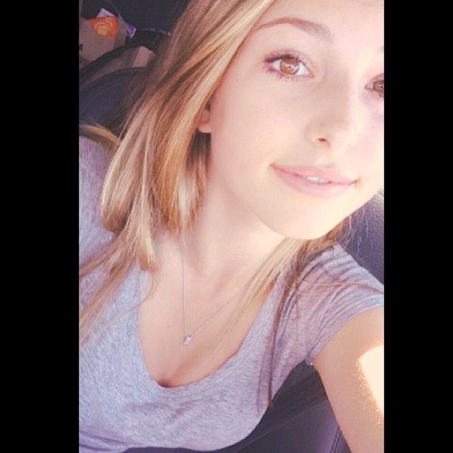 Punya wajah yang cantik, Eve jarang terlihat pakai makeup tebal dalam foto-foto di Instagram-nya. Foto: Instagram Eve Jobs